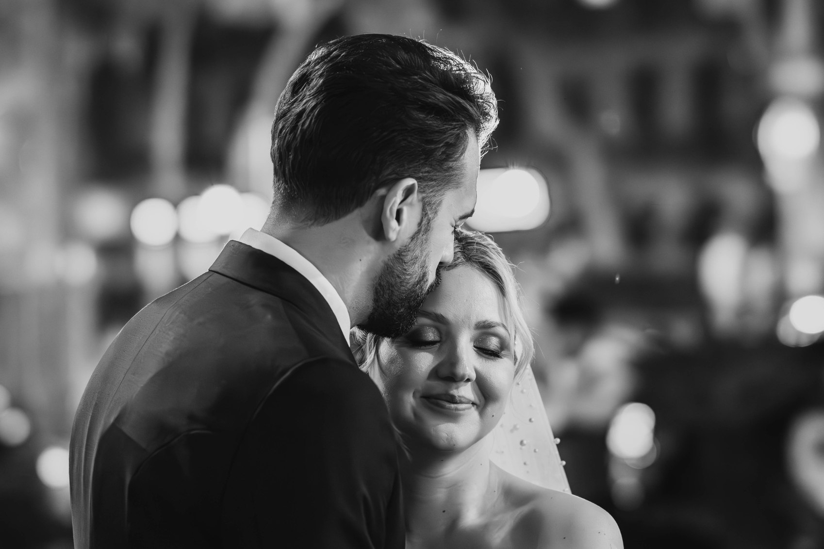 Fotografía de boda documental de una pareja de novios en Barcelona